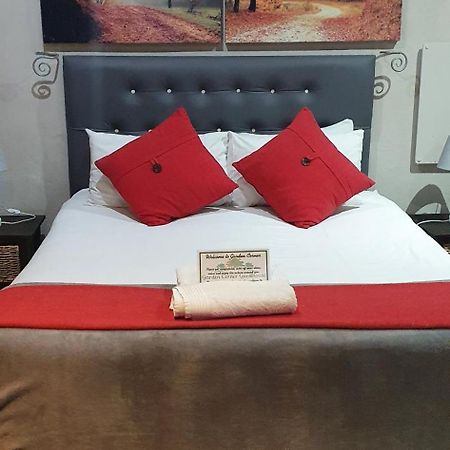 Garden Corner Guesthouse Бофорт Уест Екстериор снимка