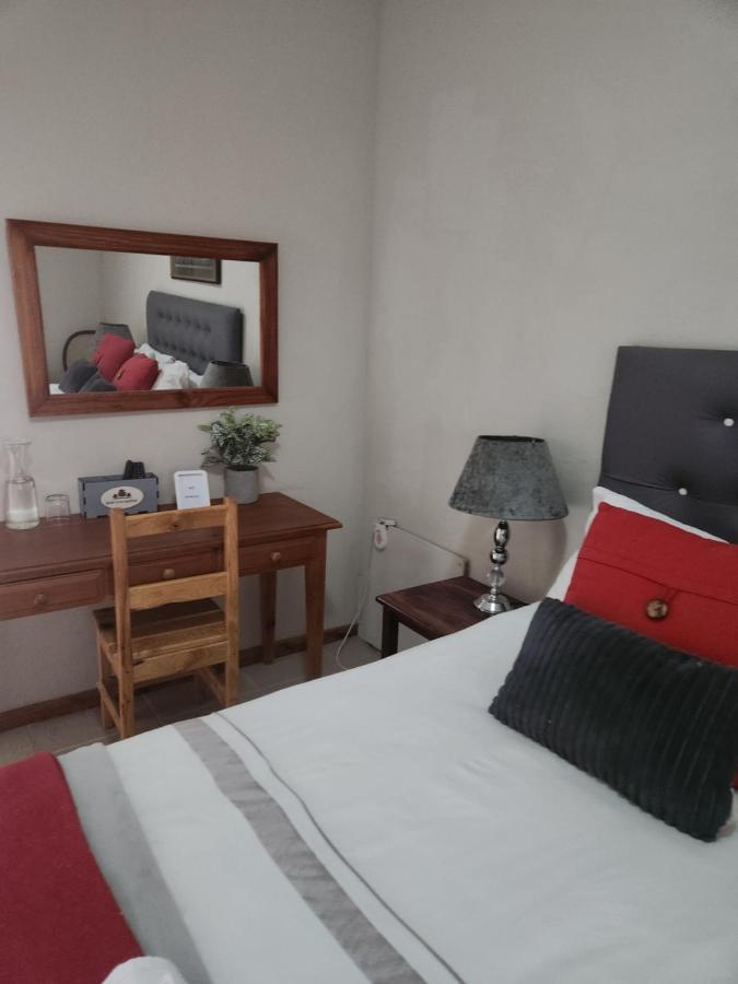 Garden Corner Guesthouse Бофорт Уест Екстериор снимка