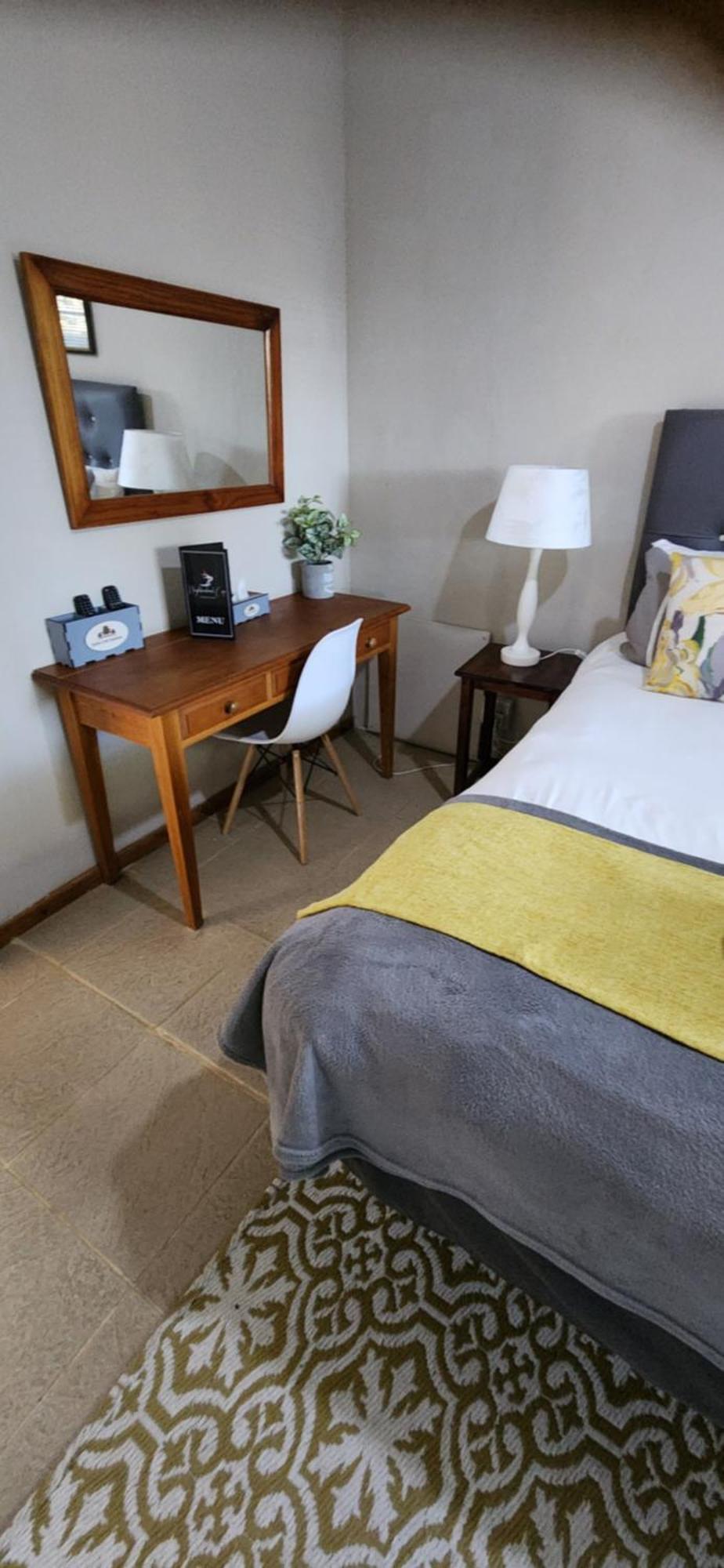 Garden Corner Guesthouse Бофорт Уест Стая снимка